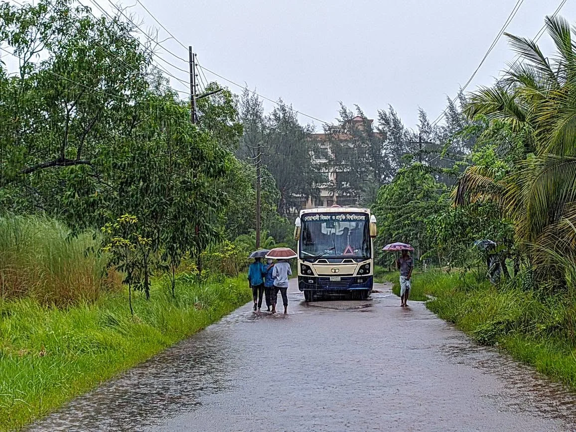 বাস থামে, আবার চলে—যেন জীবনের প্রতিচ্ছবি