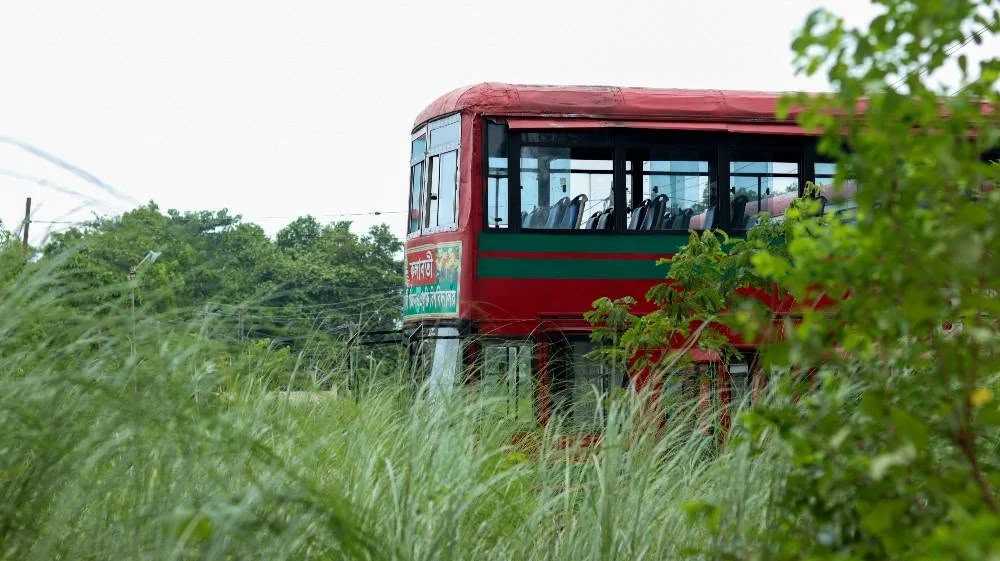 বাস থামে, আবার চলে—যেন জীবনের প্রতিচ্ছবি