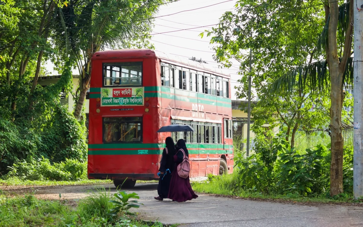 বাস থামে, আবার চলে—যেন জীবনের প্রতিচ্ছবি