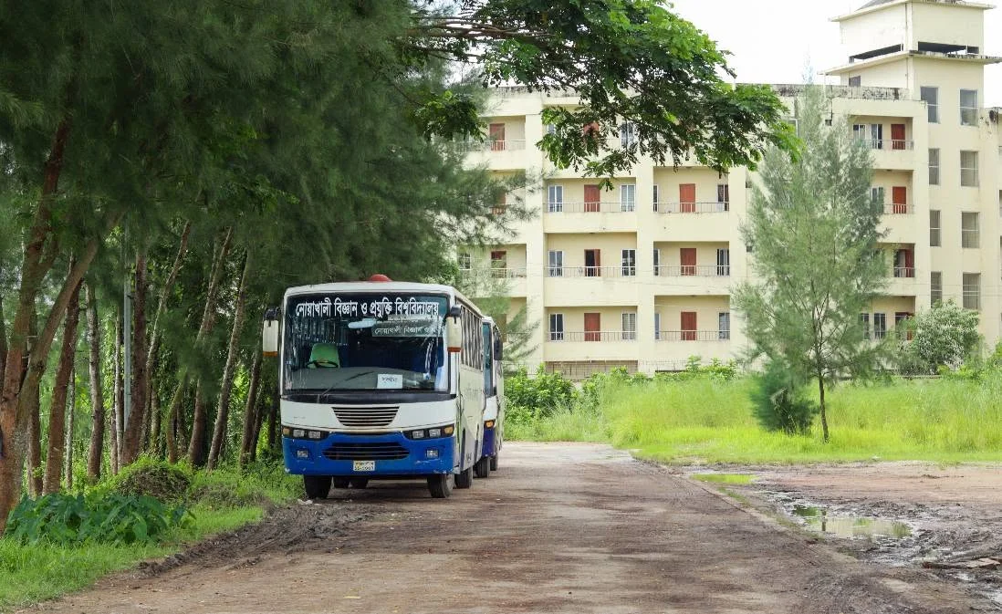 বাস থামে, আবার চলে—যেন জীবনের প্রতিচ্ছবি